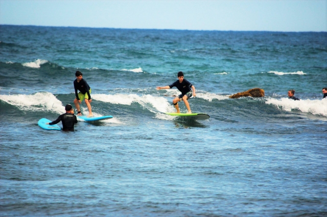 Practicando surf