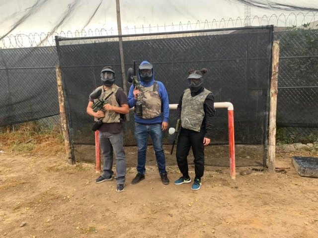  Amici nel campo di paintball 