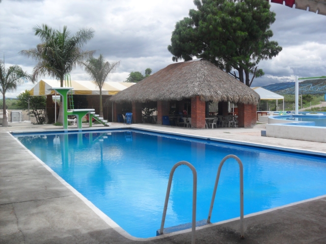 Alberca y zona de comida