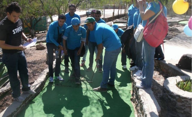 Jugando al minigolf