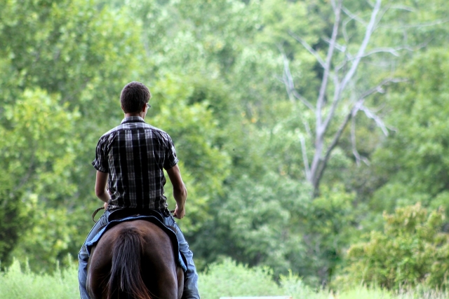 Montando caballo
