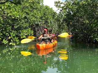 在坎昆 Laguna Nichupté 划皮划艇
