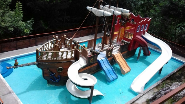 Chapoteaderos y barco