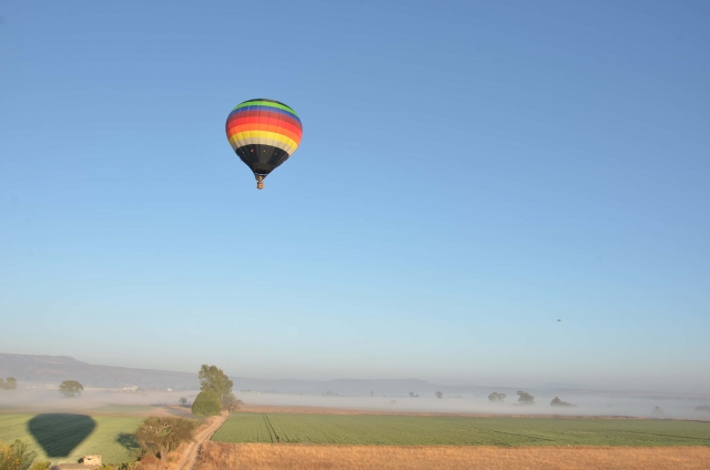  Flying on the horizon in a balloon 