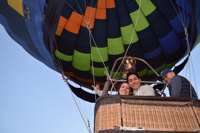  Happy flying in a hot air balloon 