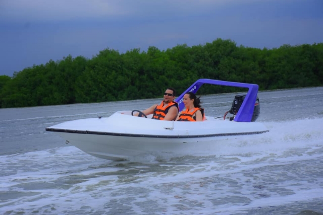  Barca veloce in laguna 