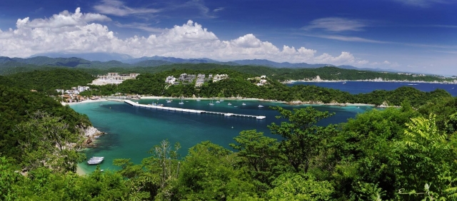  Ankunft mit dem Katamaran an einem der Strände von Huatulco. 