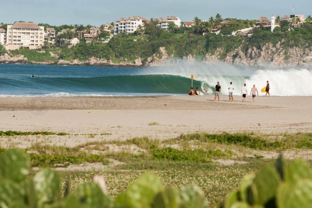 Surfea en la playa de Puerto Escondido
