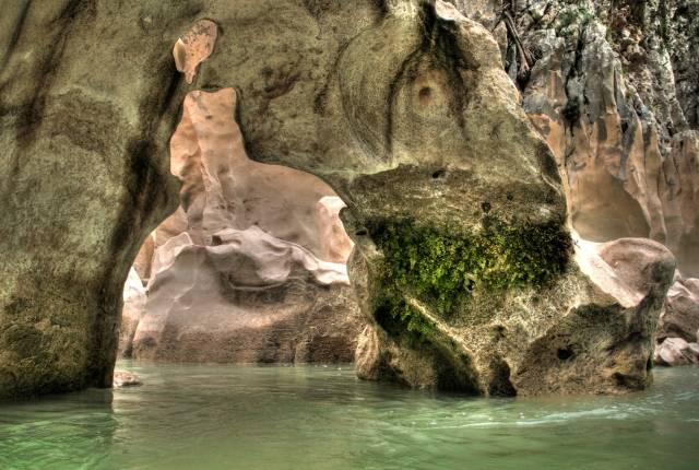 Cuevas y río