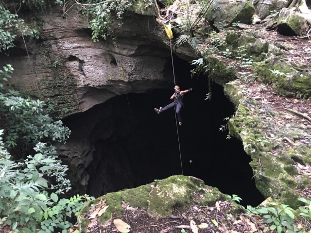 Rappel en cueva