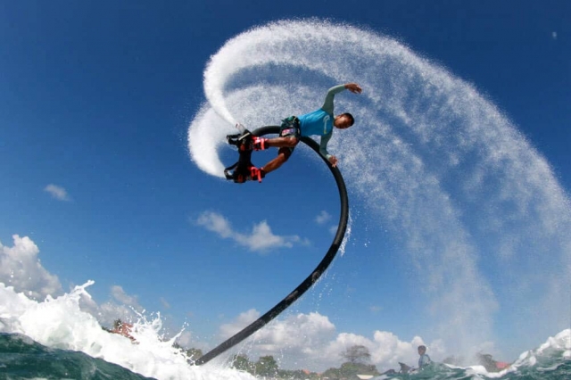  在 Valle de Bravo 体验 Flyboard 