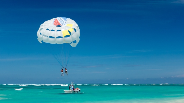  Fly in Playa del Carmen in parasailing 
