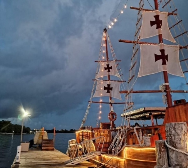  Abendessen auf einem Piratenschiff 