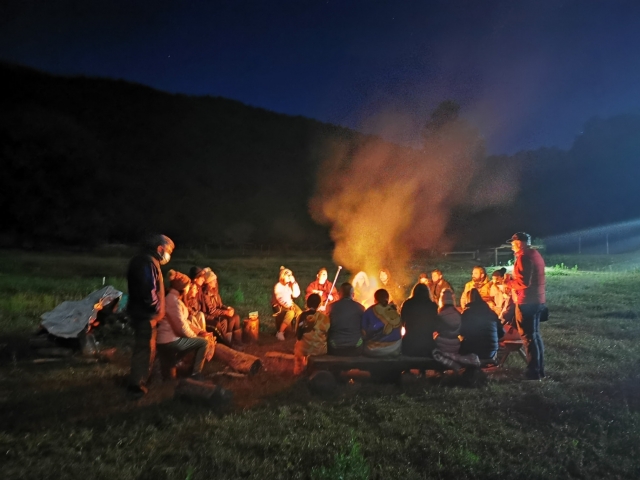 Disfruta de un rato contando historias y comiendo bombones en una fogata en la sierra de Santiago