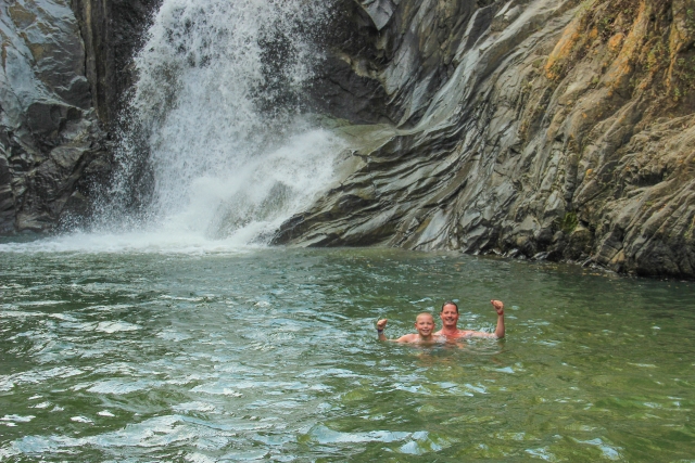 Nada en la cascada con tu familia