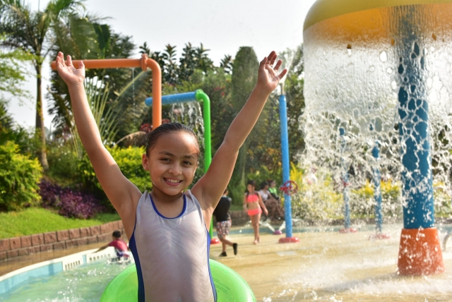 Niños felices en las albercas