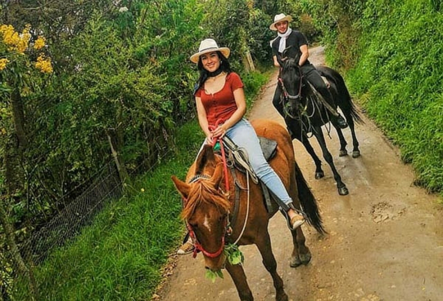  Passeggiata a cavallo in coppia 