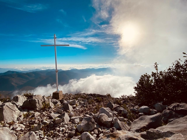  Reaching the hill of the cruz 
