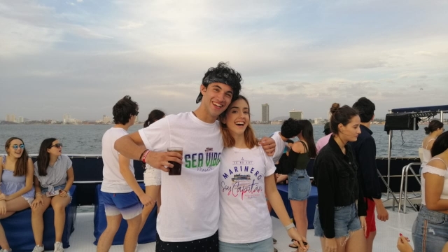  Venha com seus amigos para passar um dia incrível de barco 