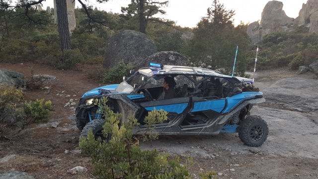 您将拥有一辆 RZR 4x4 车辆 