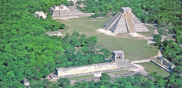  Fly to Chichén Itzá and land in an exclusive area of this place 