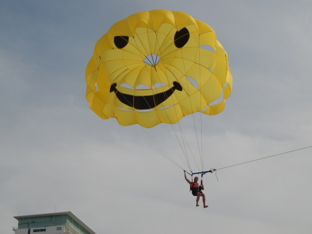 Air activity in Mazatlán parasailing 