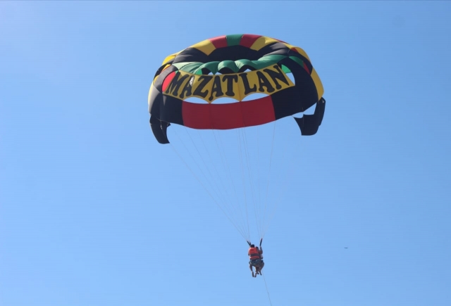  Parasailing in Mazatlán 