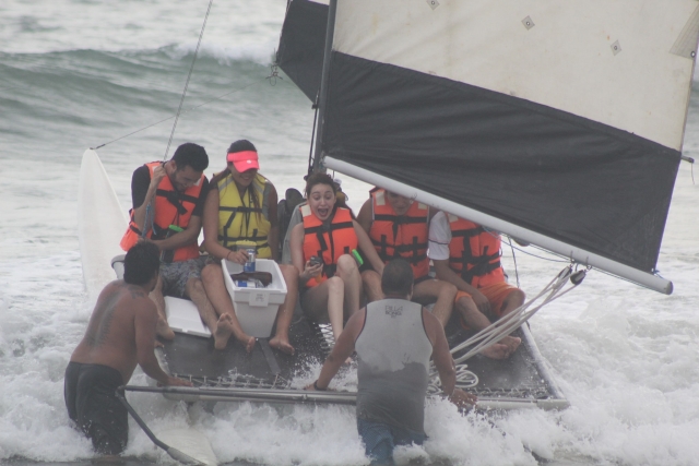  Gita in barca a vela con gli amici a Mazatlán 