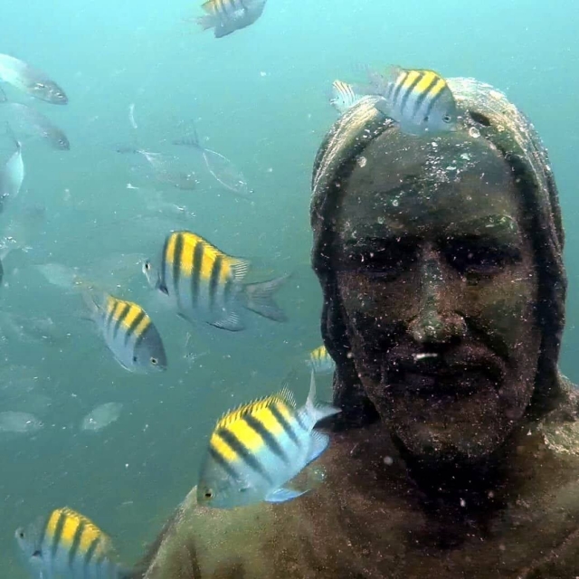 Cristo en el mar de Ixtapa