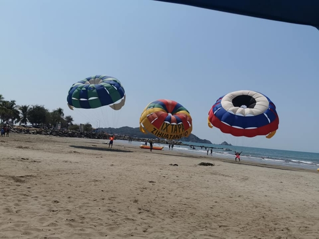 Actividad aerea en Playa Linda Ixtapa