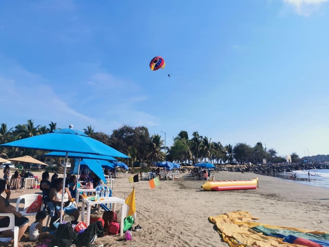 Actividad parasailing en Playa Linda Ixtapa