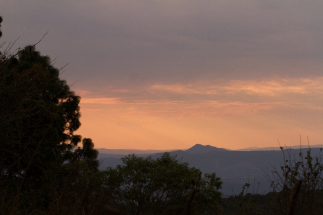 Coucher de soleil dans les montagnes 