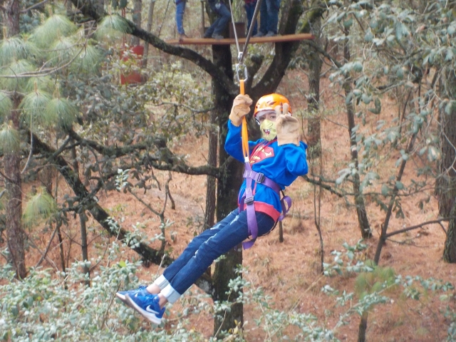 Iniciando el vuelo en tirolesa