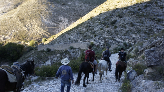 Montando a caballo con guías