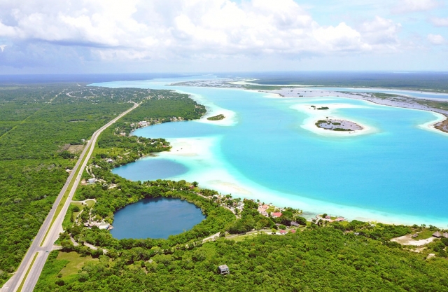 Vista del Cenote azul cerca de Bacalar