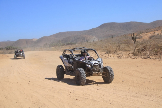 Conduciendo razer en desierto
