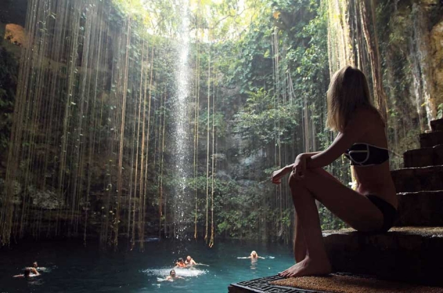  Snorkeling in cenote