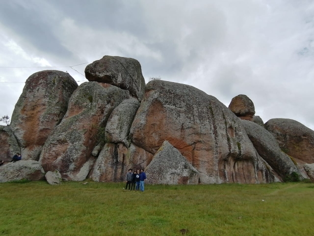  Giant stones 