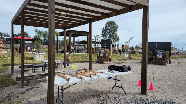 Preparando el equipo de tiro con arco