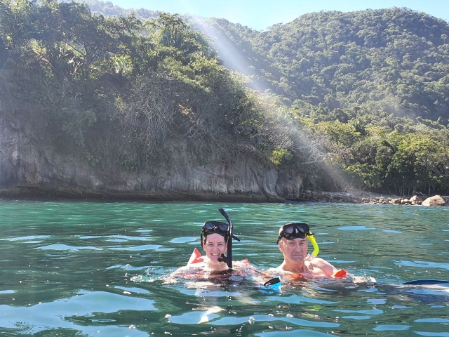 在 Los Arcos 浮潜 