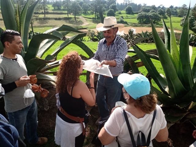  Tasting aguamiel 