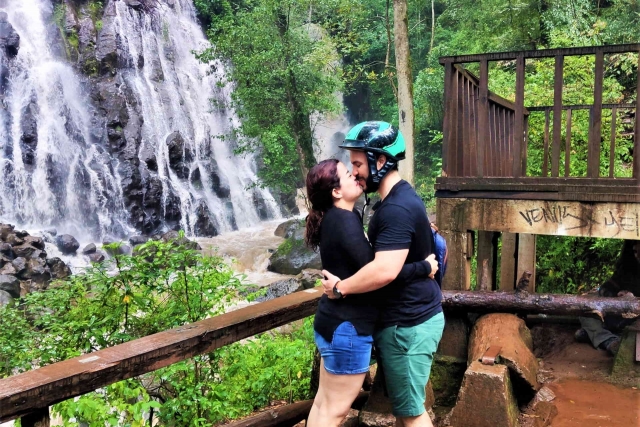 Cascada y enamorados