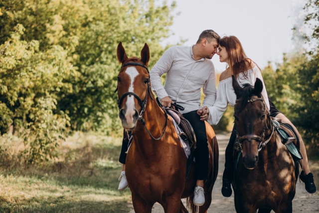  Romantic horseback riding 