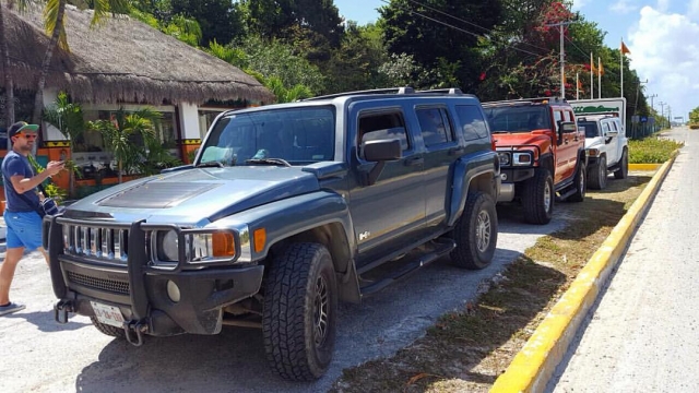 Ele realiza uma aventura 4x4 