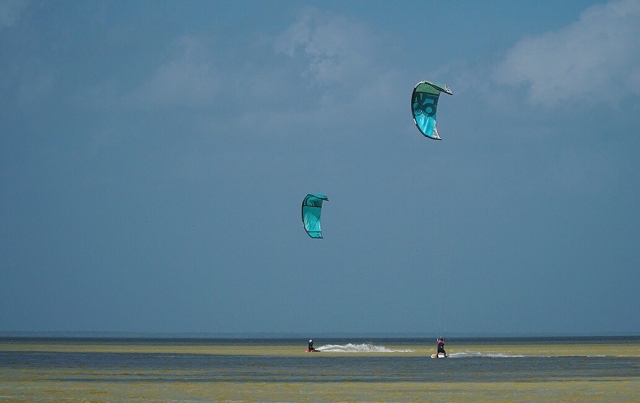  Practicing kitesurfing class 