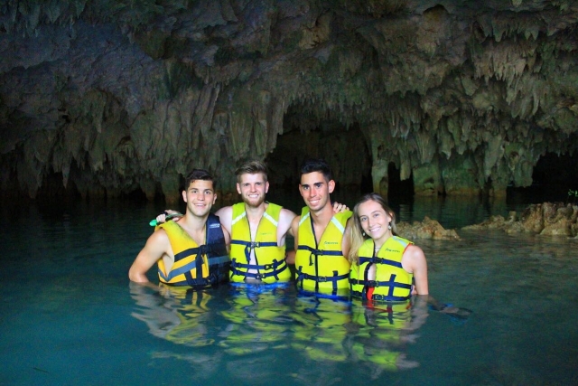  Nager dans une grotte 