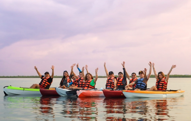  Kayaks with friends 