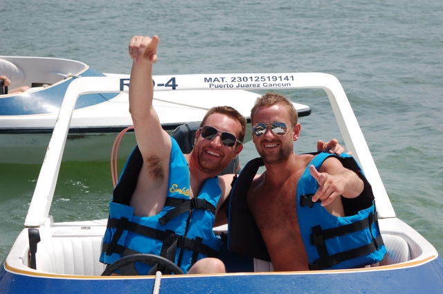  Freunde auf einem Schnellboot 