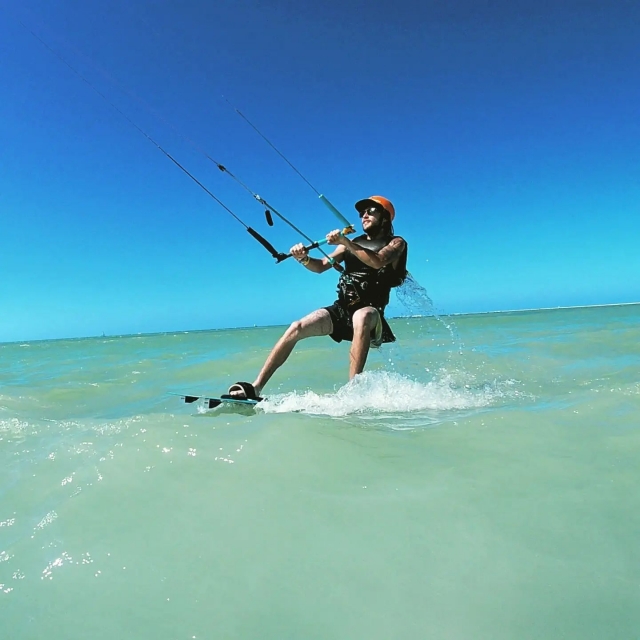  Praticando Kitesurf 