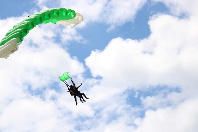  Gliding with a parachute 